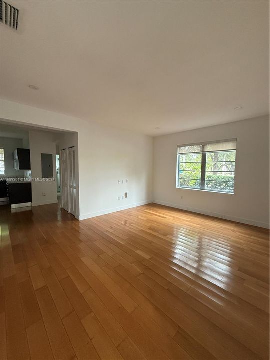 For Rent: $3,200 (1 beds, 1 baths, 1051 Square Feet)