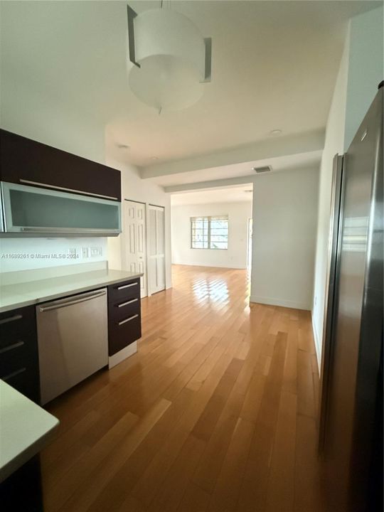 For Rent: $3,200 (1 beds, 1 baths, 1051 Square Feet)