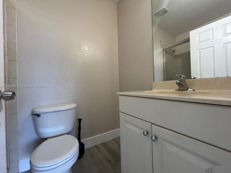 For Rent: $2,250 (3 beds, 2 baths, 1318 Square Feet)