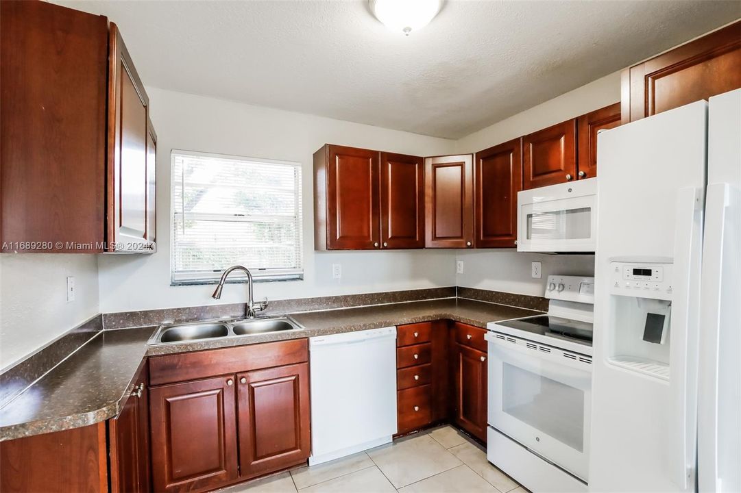 For Rent: $2,285 (3 beds, 2 baths, 972 Square Feet)