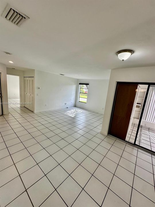 For Sale: $388,000 (2 beds, 2 baths, 885 Square Feet)