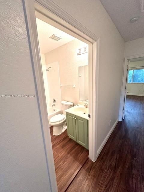 For Rent: $2,400 (3 beds, 2 baths, 1318 Square Feet)