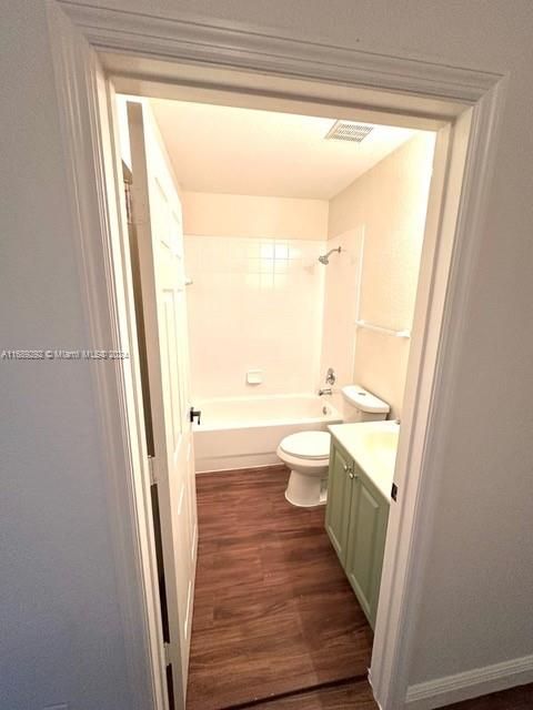 For Rent: $2,400 (3 beds, 2 baths, 1318 Square Feet)