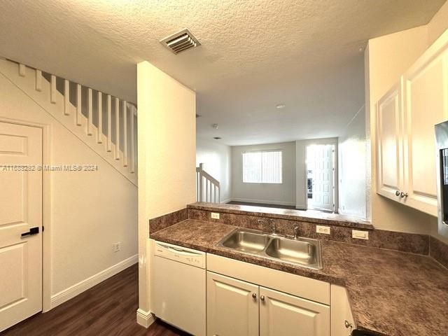 For Rent: $2,400 (3 beds, 2 baths, 1318 Square Feet)