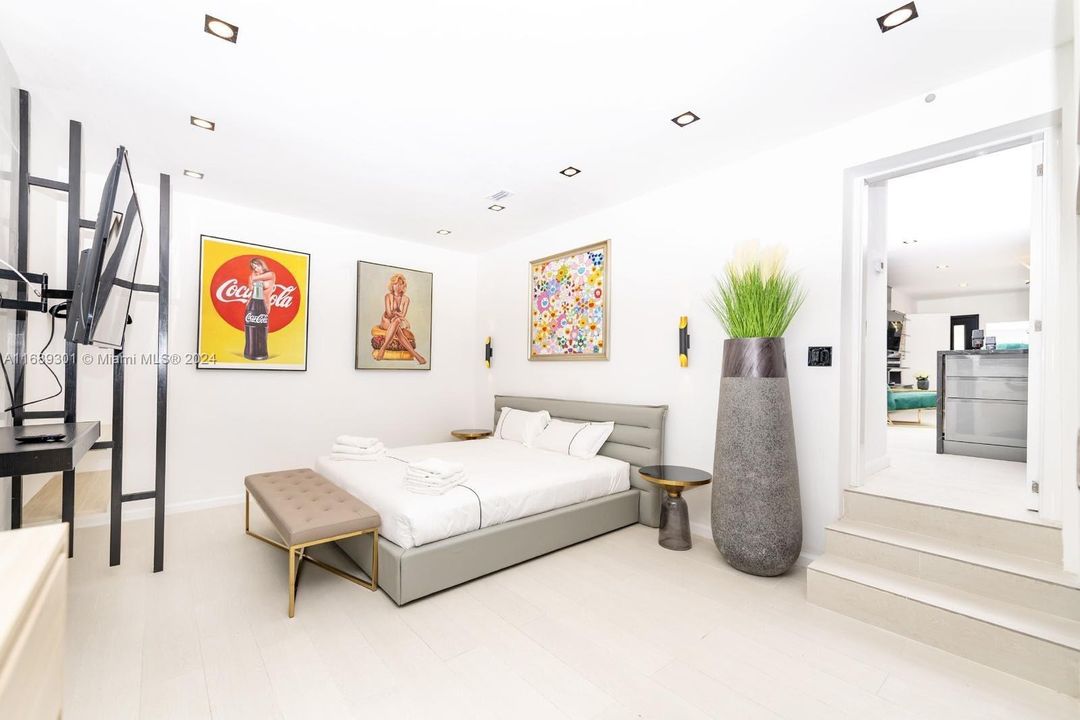 For Sale: $1,455,000 (3 beds, 2 baths, 1326 Square Feet)