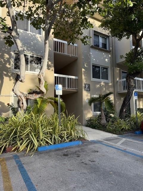 For Rent: $1,800 (1 beds, 1 baths, 712 Square Feet)