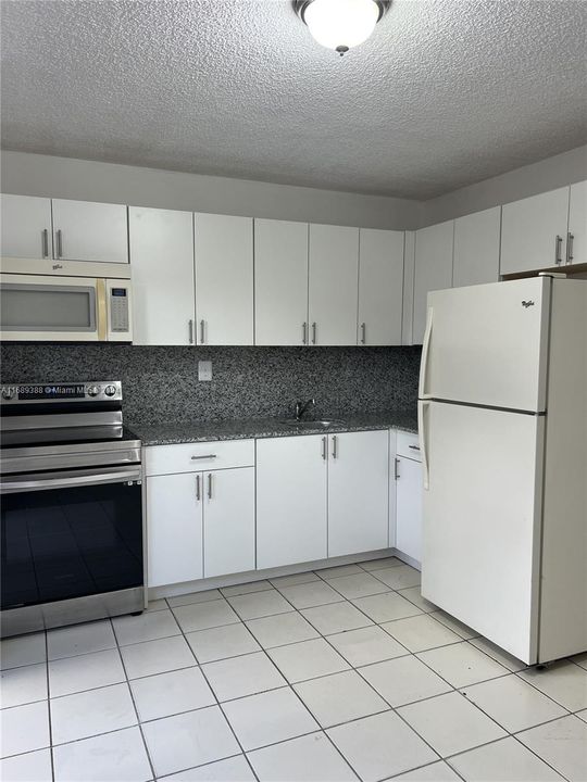 For Rent: $2,300 (2 beds, 1 baths, 751 Square Feet)