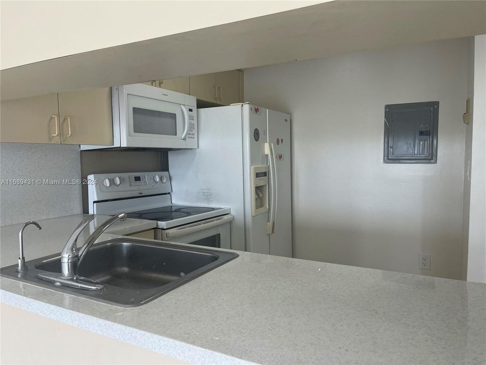 For Rent: $1,600 (1 beds, 1 baths, 658 Square Feet)