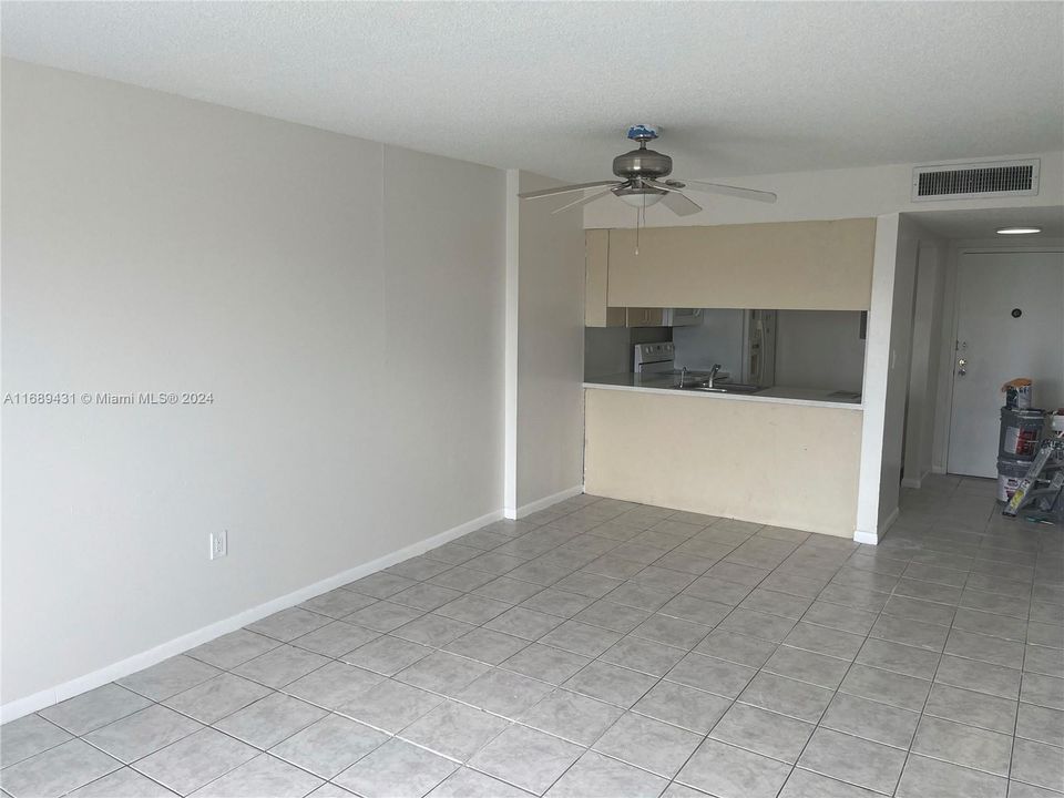 For Rent: $1,600 (1 beds, 1 baths, 658 Square Feet)