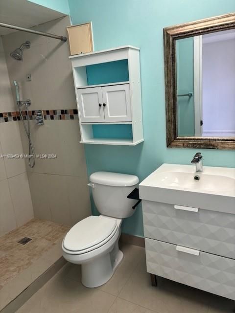 Main bathroom with shower