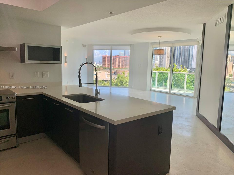 Recently Sold: $700,000 (3 beds, 2 baths, 1461 Square Feet)