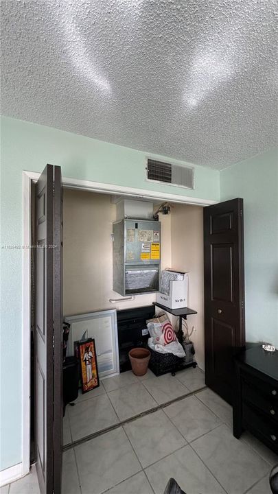 For Sale: $125,000 (1 beds, 1 baths, 691 Square Feet)