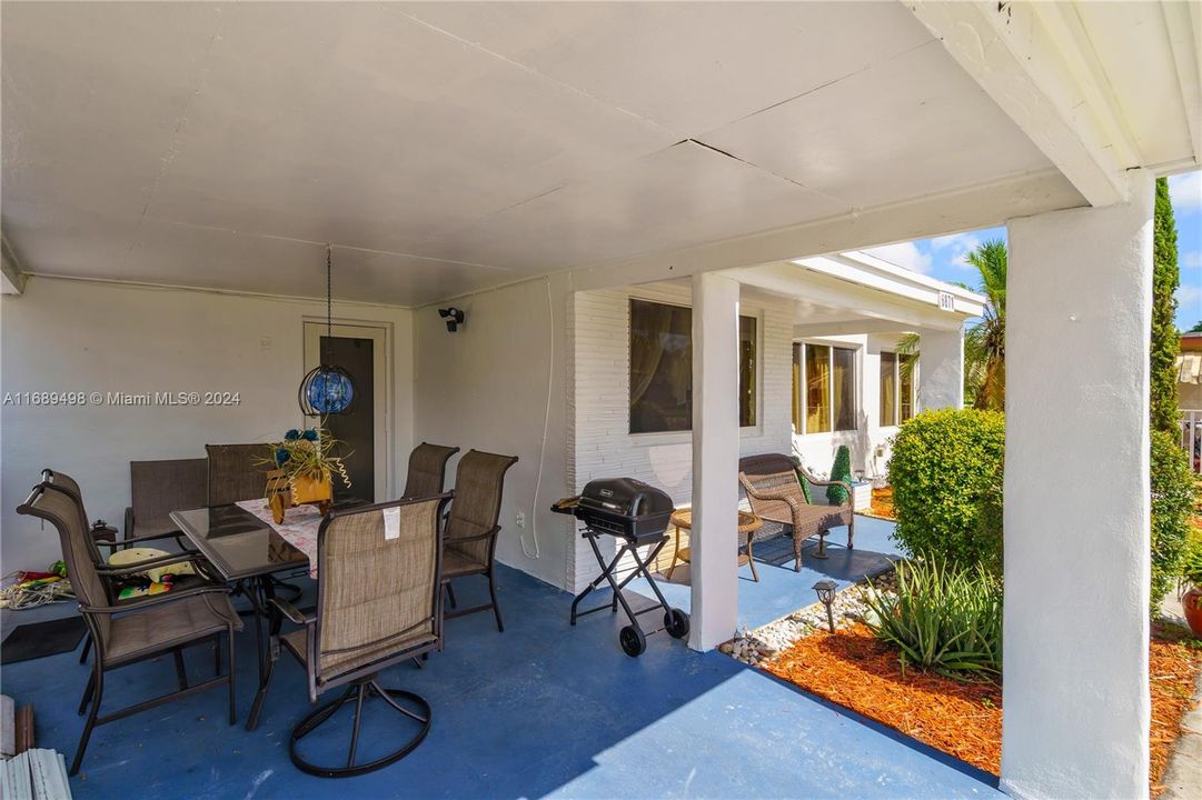 For Sale: $479,000 (3 beds, 2 baths, 1290 Square Feet)