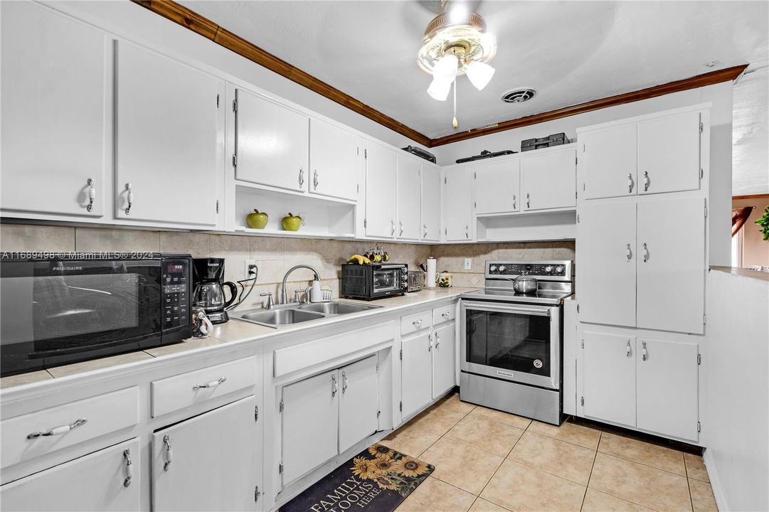 For Sale: $479,000 (3 beds, 2 baths, 1290 Square Feet)