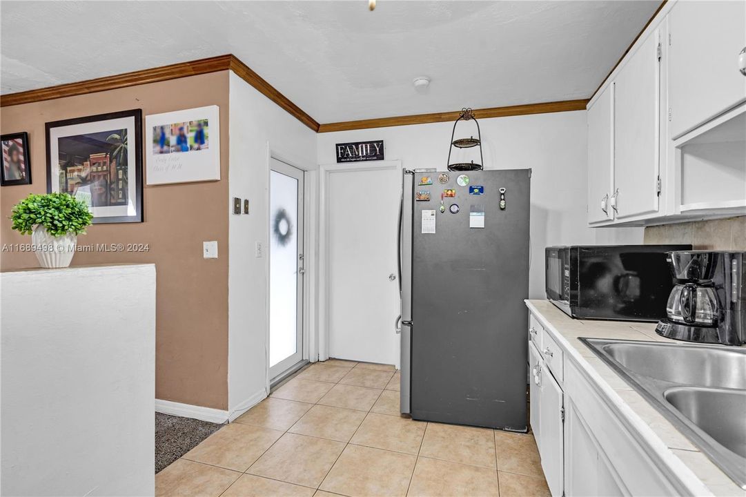 For Sale: $479,000 (3 beds, 2 baths, 1290 Square Feet)