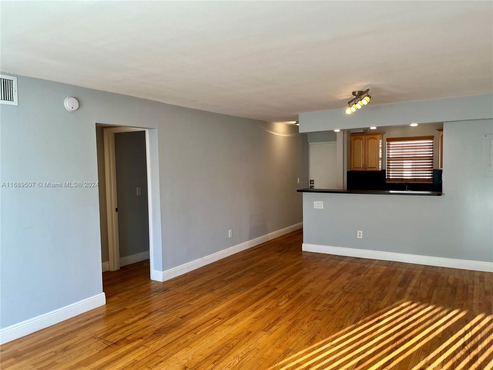 For Rent: $2,500 (1 beds, 1 baths, 700 Square Feet)