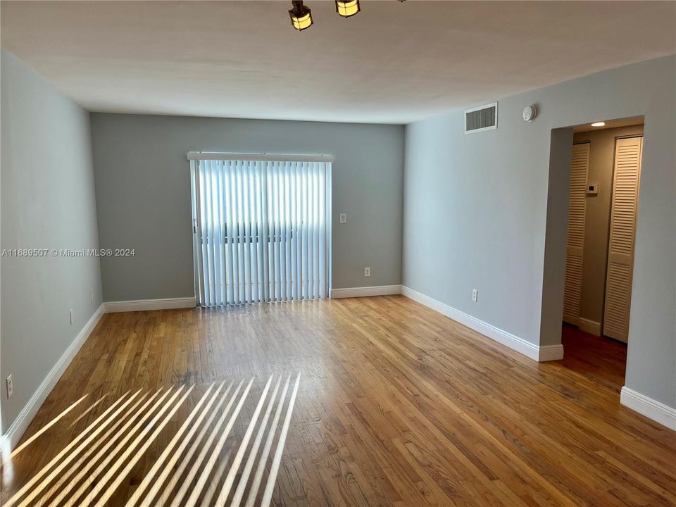 For Rent: $2,500 (1 beds, 1 baths, 700 Square Feet)