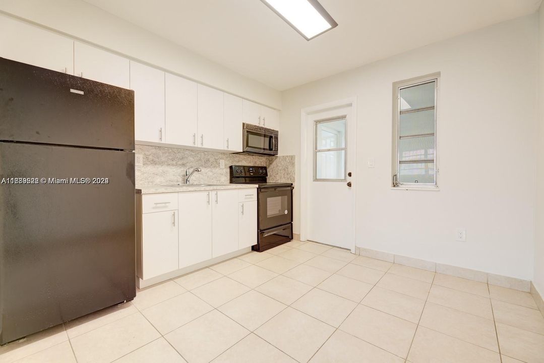 For Rent: $2,500 (2 beds, 1 baths, 1575 Square Feet)