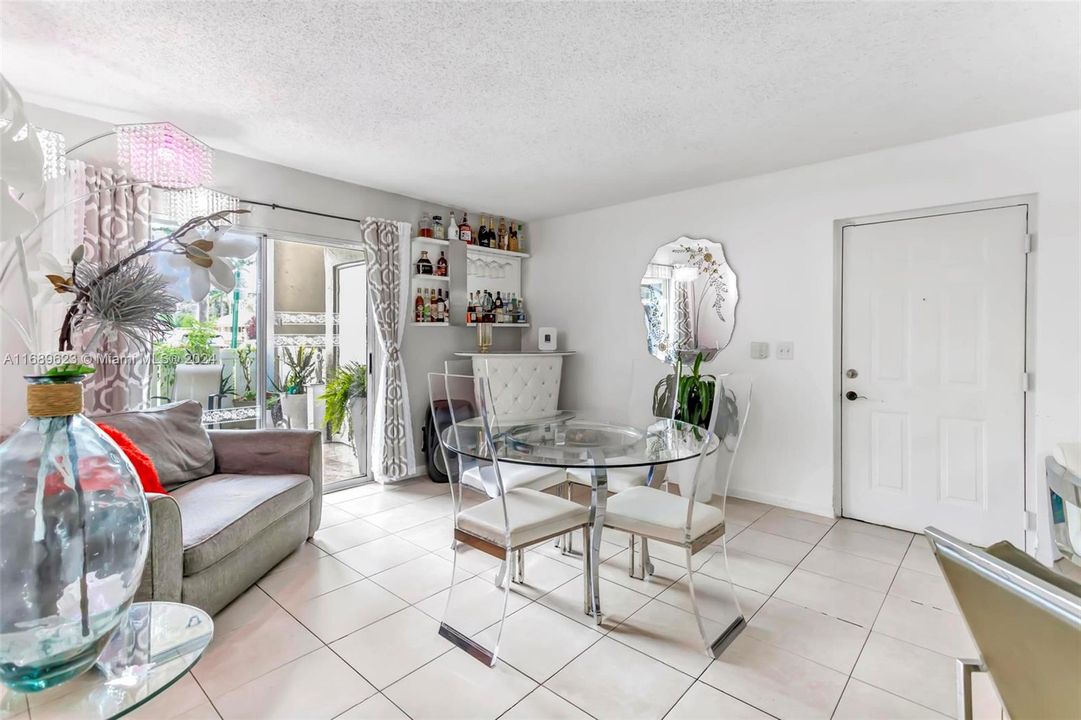 For Sale: $279,000 (1 beds, 1 baths, 851 Square Feet)