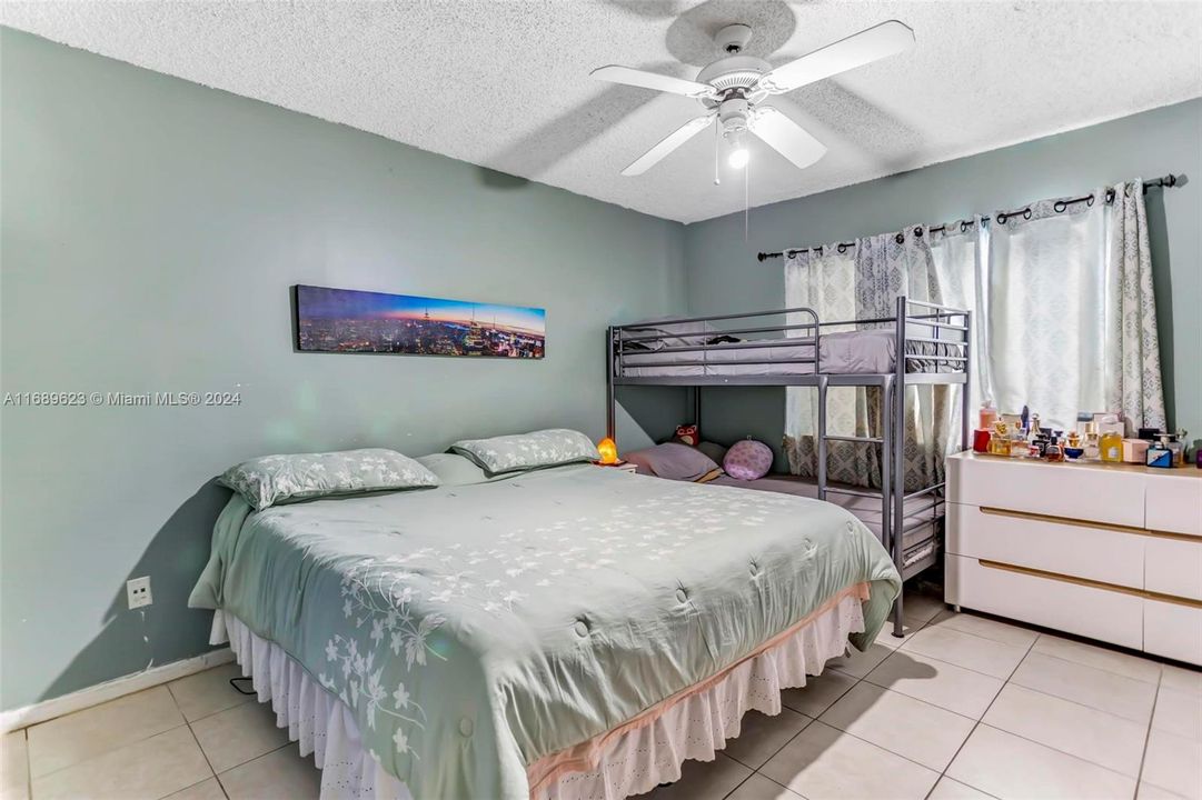 For Sale: $279,000 (1 beds, 1 baths, 851 Square Feet)