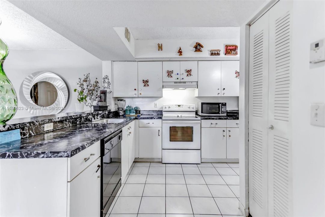 For Sale: $279,000 (1 beds, 1 baths, 851 Square Feet)