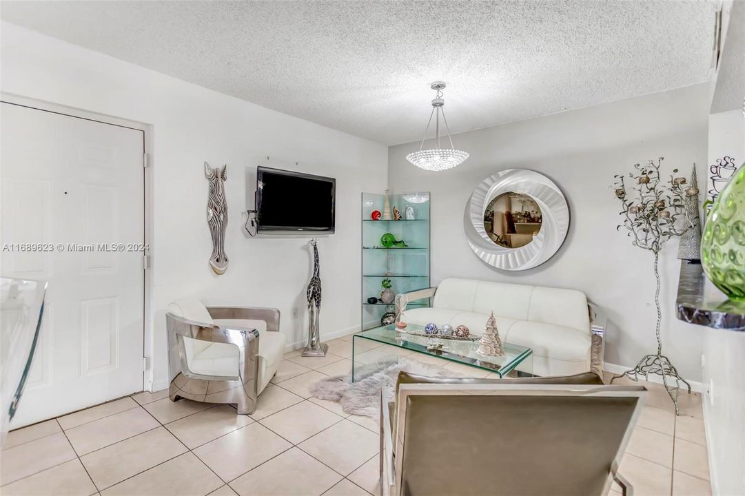 For Sale: $279,000 (1 beds, 1 baths, 851 Square Feet)