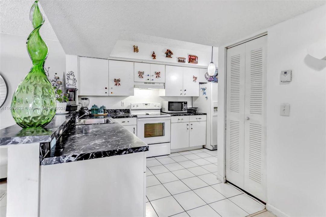 For Sale: $279,000 (1 beds, 1 baths, 851 Square Feet)