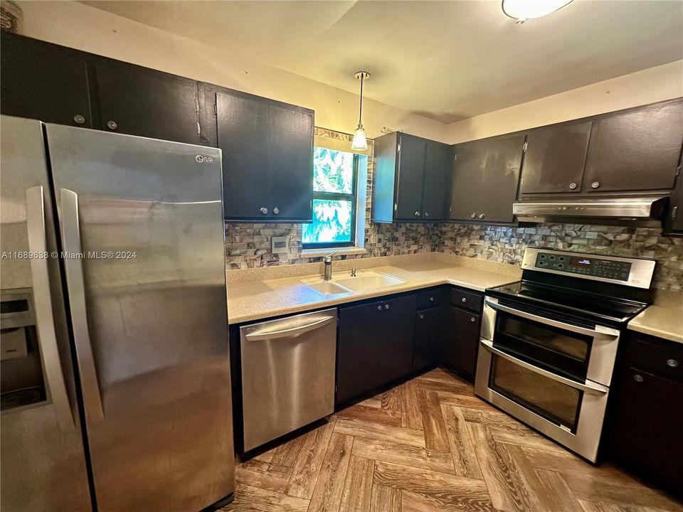 For Sale: $380,000 (3 beds, 2 baths, 1782 Square Feet)