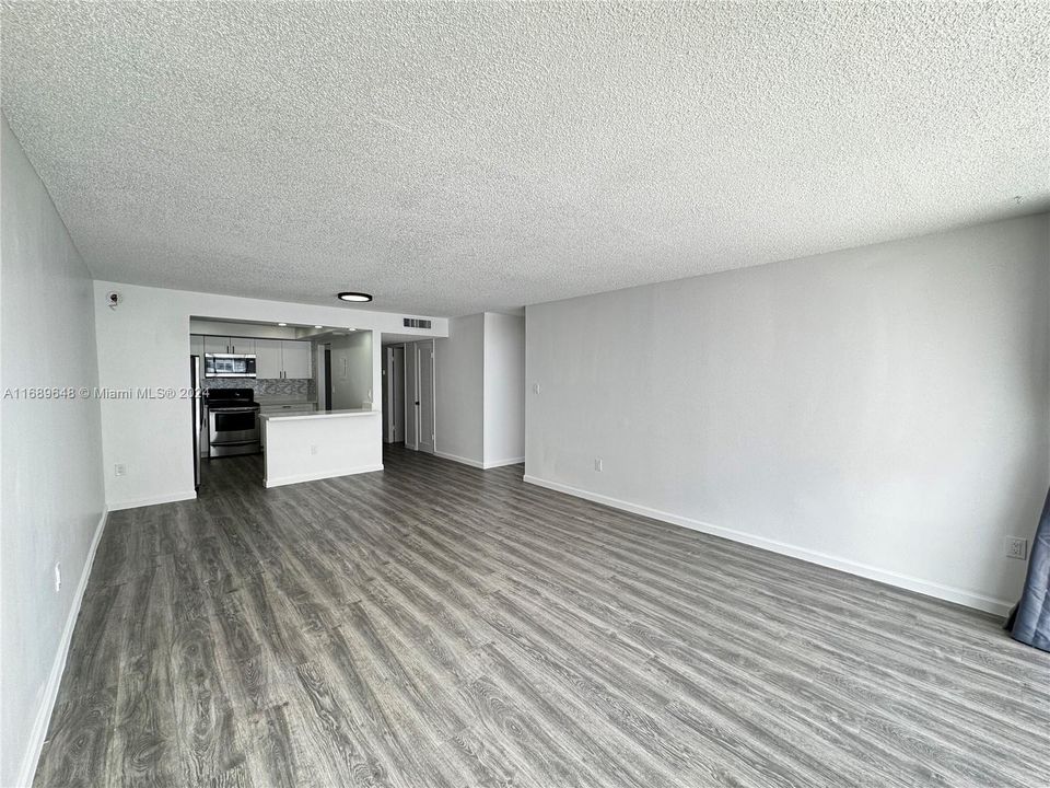 For Rent: $2,350 (1 beds, 1 baths, 1005 Square Feet)