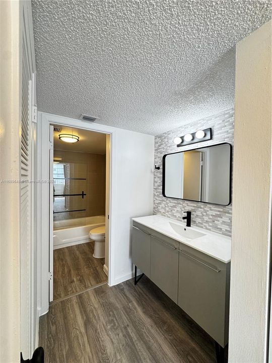 For Rent: $2,350 (1 beds, 1 baths, 1005 Square Feet)