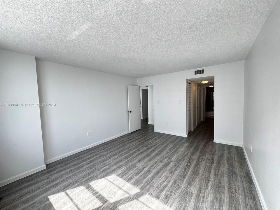 For Rent: $2,350 (1 beds, 1 baths, 1005 Square Feet)