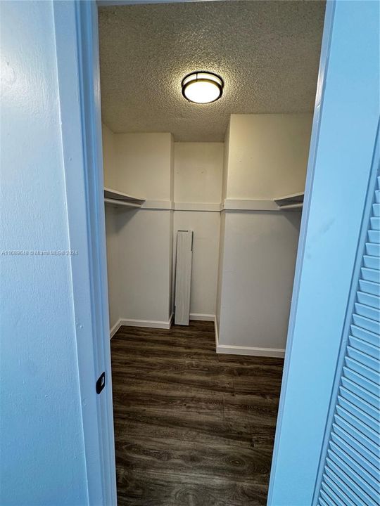 For Rent: $2,350 (1 beds, 1 baths, 1005 Square Feet)