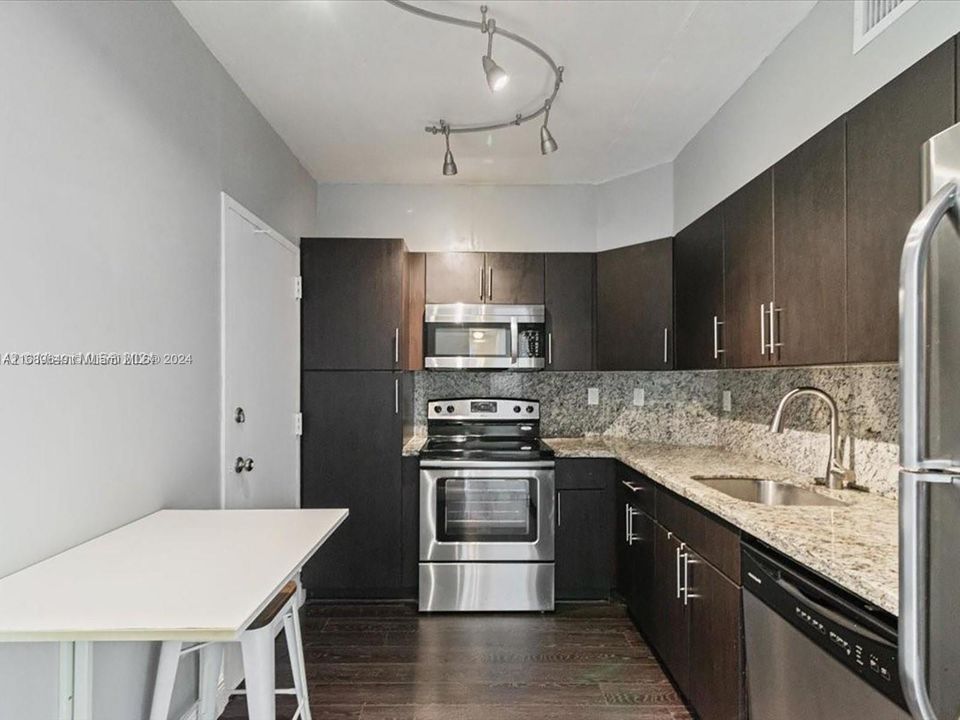 For Rent: $2,450 (1 beds, 1 baths, 762 Square Feet)