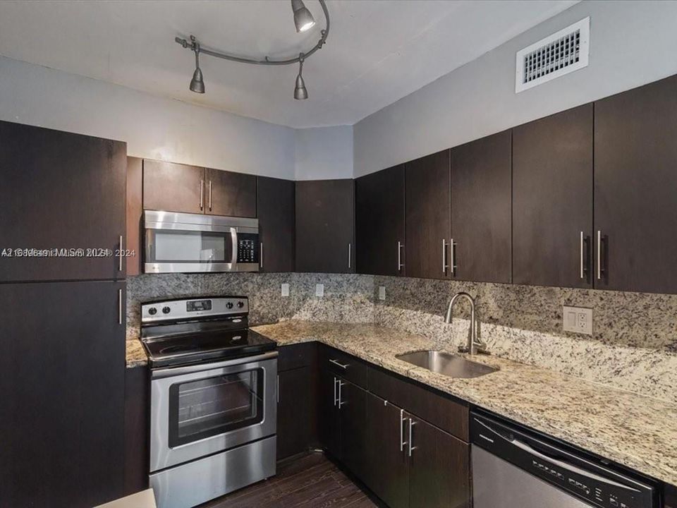 For Rent: $2,450 (1 beds, 1 baths, 762 Square Feet)