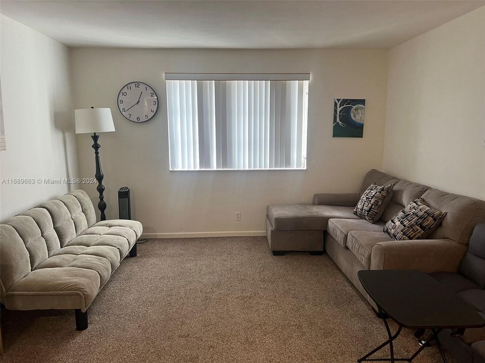 For Rent: $1,650 (1 beds, 1 baths, 650 Square Feet)