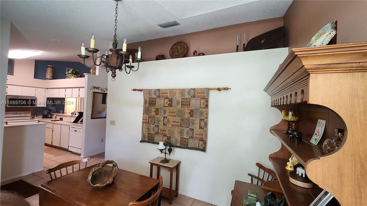 For Sale: $305,000 (3 beds, 2 baths, 1270 Square Feet)