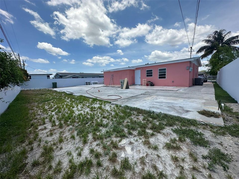 Recently Sold: $639,000 (4 beds, 2 baths, 1746 Square Feet)