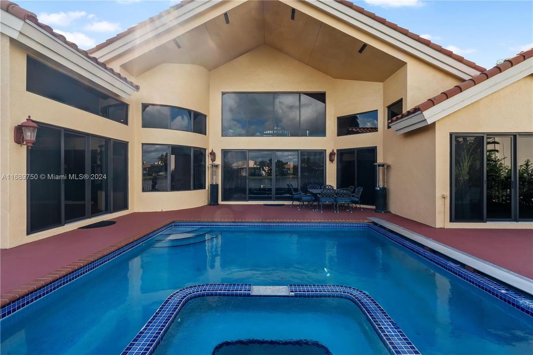 En Venta: $2,399,999 (6 camas, 5 baños, 4328 Pies cuadrados)