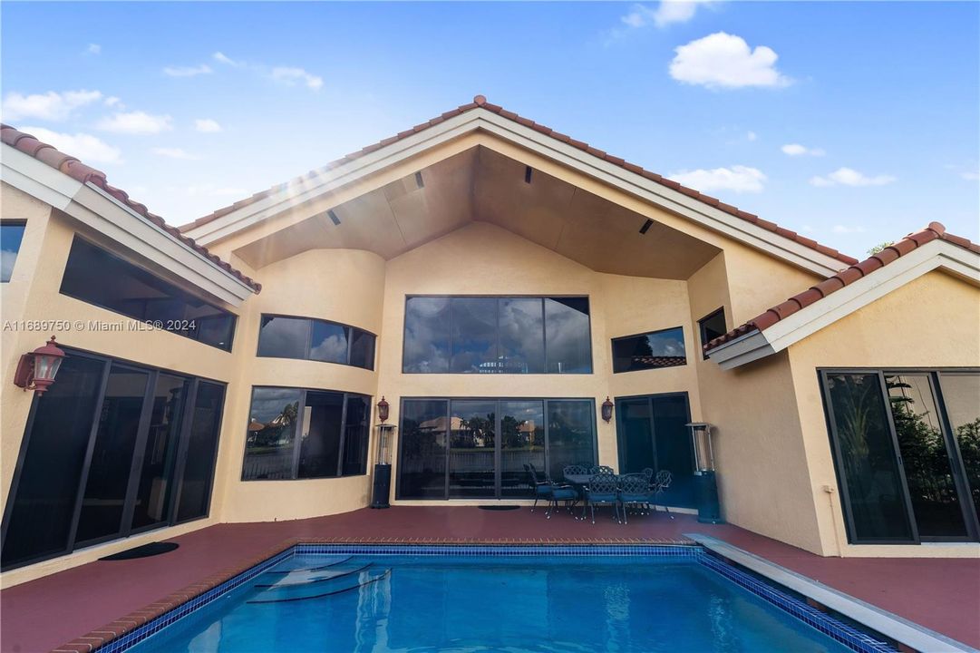 En Venta: $2,399,999 (6 camas, 5 baños, 4328 Pies cuadrados)