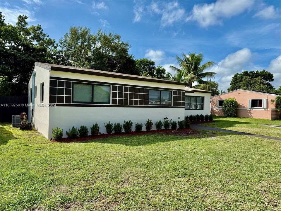 For Sale: $595,000 (3 beds, 2 baths, 1190 Square Feet)