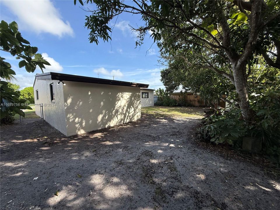 For Sale: $595,000 (3 beds, 2 baths, 1190 Square Feet)