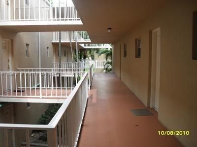 For Sale: $199,000 (2 beds, 2 baths, 944 Square Feet)