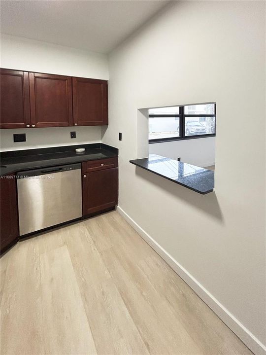 For Rent: $1,750 (1 beds, 1 baths, 705 Square Feet)