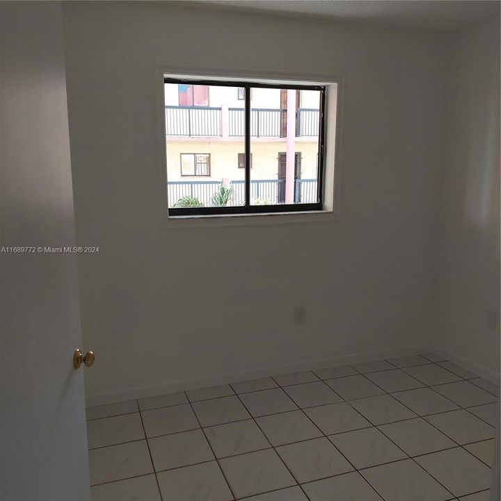 For Rent: $1,900 (2 beds, 1 baths, 696 Square Feet)