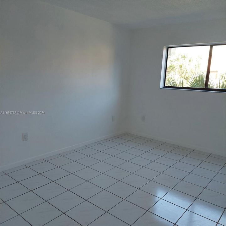 For Rent: $1,900 (2 beds, 1 baths, 696 Square Feet)