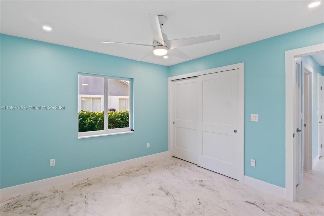 Second guest bedroom - spacious and fill of natural light!