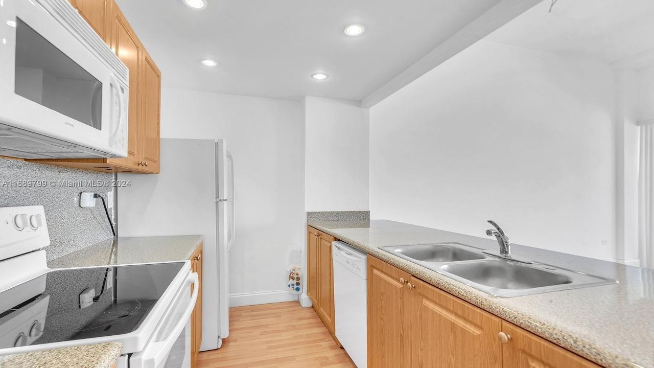 For Rent: $2,200 (1 beds, 1 baths, 735 Square Feet)