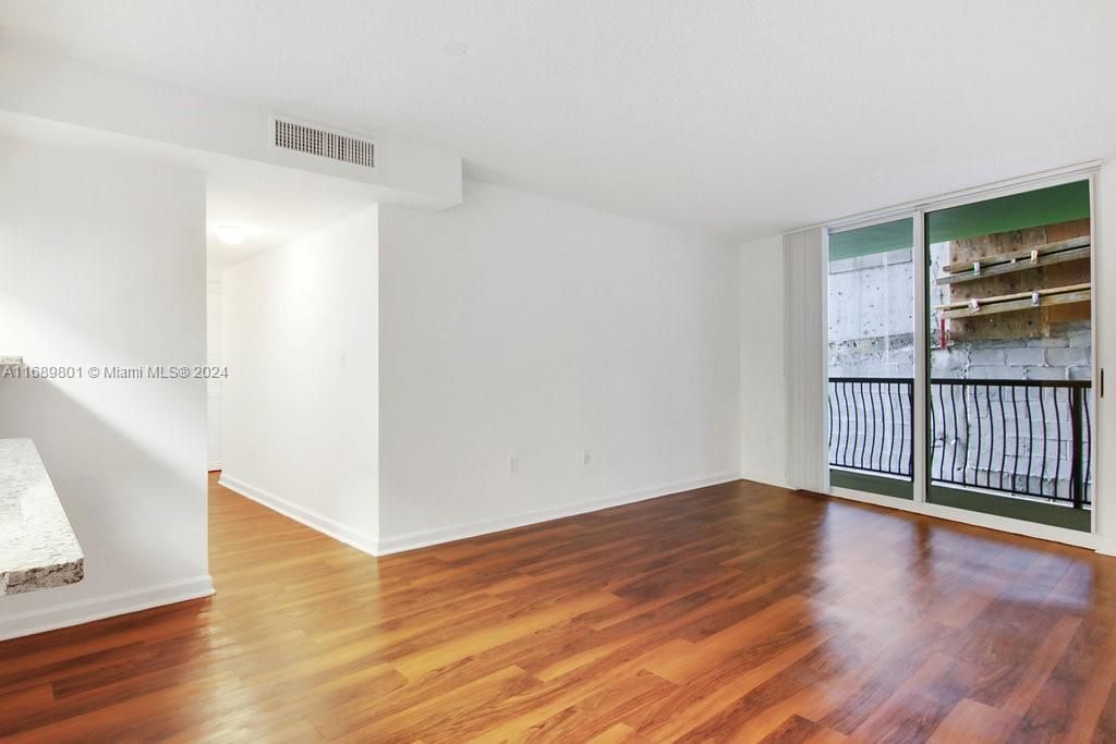 For Rent: $2,798 (2 beds, 2 baths, 1200 Square Feet)