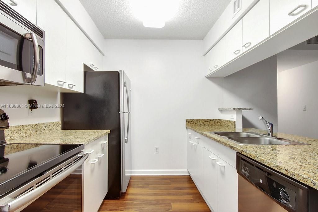 For Rent: $2,798 (2 beds, 2 baths, 1200 Square Feet)