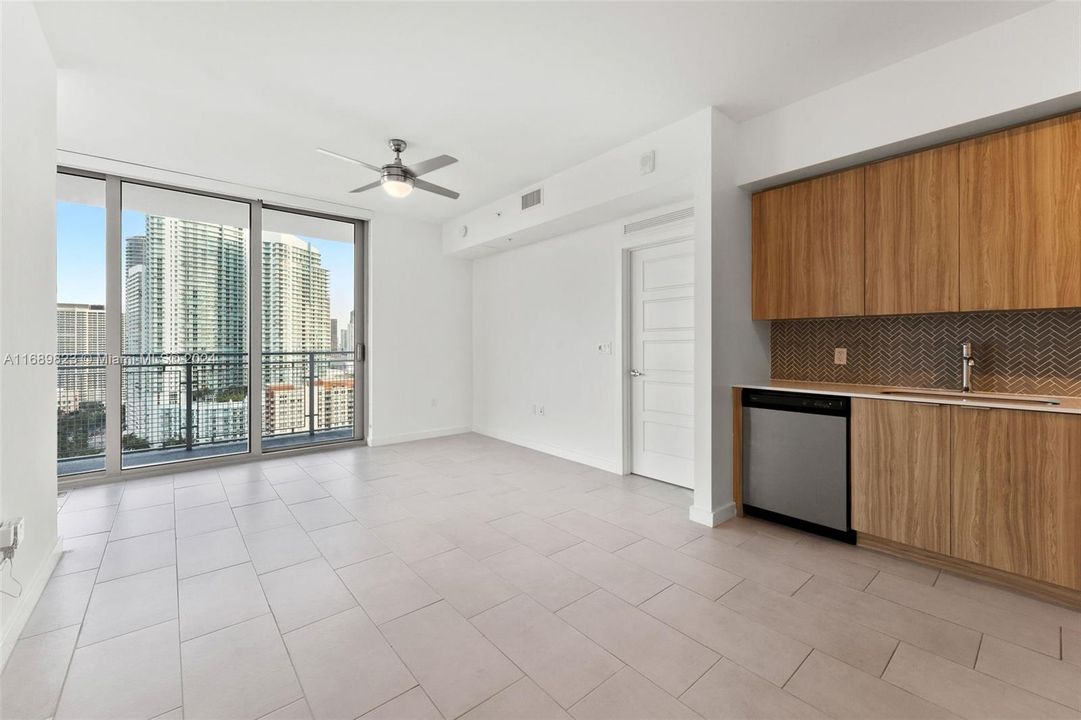 For Rent: $3,352 (1 beds, 1 baths, 728 Square Feet)